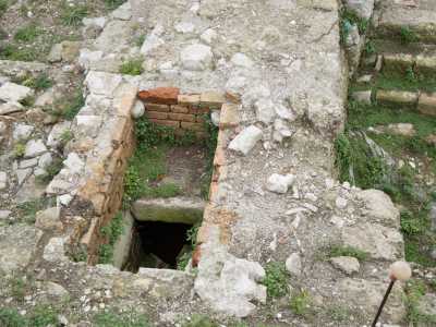 Nel 500 il monastero si arricch� per� di una nuova chiesa, di cui non si conosce il nome. Si sa per� che si trattava di un edificio imponente con un alto campanile. Del fabbricato � rimasto qualche lacerto di pavimento, oltre a pilastri che racchiudevano diverse cappelle e sepolture, tra cui il sepolcro della famiglia Calefati, datato 1580